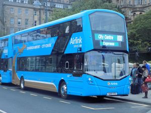 웨벌리 다리(Waverley Bridge)의 에어링크 100 버스