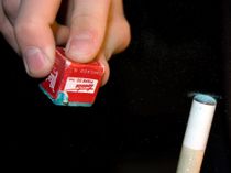 큐대 위에 초크를 바른다.