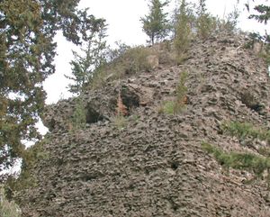 로마 근교의 무덤으로, 로마 콘크리트가 그대로 드러나 있는 모습. 현대 콘크리트와는 다르게 로마에서는 콘크리트 벽을 벽돌 등으로 덮었다.