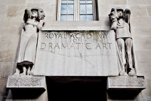 오툴은 1952년부터 1954년까지 런던의 왕립 연극 예술 아카데미(RADA)에서 수학했다.