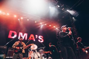 DMA's 라이브 공연 (리즈)