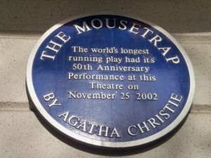 블루 플라크가 런던 세인트 마틴 극장 정면에 걸려 있는 '쥐덫' 50주년을 기념하고 있다.