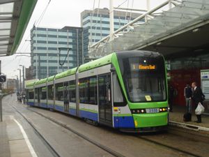 2013년 이스트 크로이던(East Croydon) 역에 있는 2558호 트램