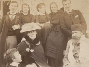 더크워스/스티븐 가족, 1892년경. 뒷줄 왼쪽부터: 제럴드 더크워스, 버지니아 스티븐, 토비 스티븐, 바네사 스티븐, 조지 더크워스. 앞줄 왼쪽부터: 에이드리언 스티븐, 줄리아 스티븐, 레슬리 스티븐.