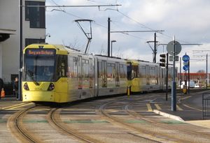 2013년 애쉬턴언더라인에서 촬영된 M5000 트램 2량