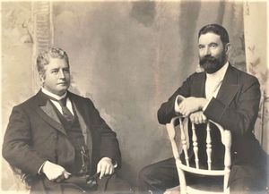 1898년, 호주 초대 총리 에드먼드 바턴(49세, 왼쪽)과 제2대 총리 앨프레드 디킨(오른쪽)