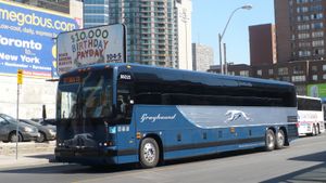 2009년 4월 토론토 버스 터미널에 있는 그레이하운드(Greyhound Lines) 프레보스트(Prevost Car) 버스