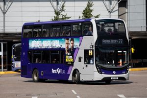 2024년 퍼스트 버스 도색이 된 퍼스트 글래스고 알렉산더 데니스 엔바이로 400 MMC 버스가 버커넌 버스 정류장에 정차해 있다.