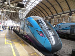 2020년 9월 뉴캐슬역(Newcastle)에 있는 트랜스페닌 익스프레스(TransPennine Express)의 802형 '노바 1'(Class 802 'Nova 1')