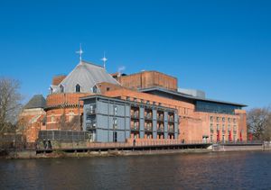 왕립 셰익스피어 극장(Royal Shakespeare Theatre)과 내장된 스완 극장(Swan Theatre)