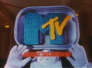 1980년대에 사용된 많은 MTV 시그널 중 하나. 헨리 셀릭이 디자인했다.