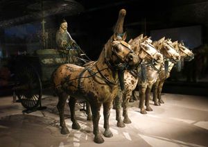 중국 시안에 있는 진시황릉 부근에서 발굴된 진나라 시대의 테라코타 군단 유물 중 말과 기수가 있는 전차 조각상 (기원전 3세기)