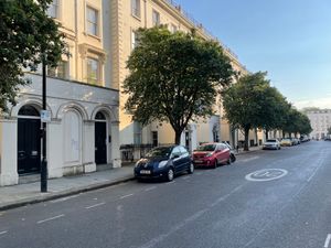 왼쪽 전경에 12번 포체스터 스퀘어(Porchester Square), 오른쪽 멀리 26번 건물이 보인다.