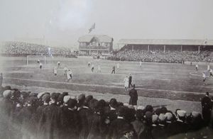 1890년대 셀틱 파크. 파빌리온과 인접한 스탠드(1904년 화재로 파괴됨)를 보여준다.