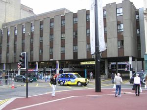 재개발 전 역 입구(2004).