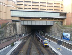 2012년 글래스고 퀸 스트리트 역에 도착하는 열차