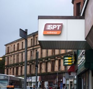 켈빈홀 지하철역, 이전 표지판