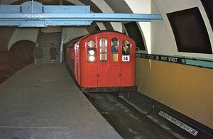 1966년 웨스트 스트리트역에 진입한 빨강 도색 열차