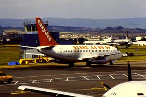 1995년 글래스고에서 이륙하는 이지젯(easyJet) 보잉 737-200 항공기