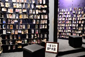 대량학살 추모센터에 전시된 대량학살 희생자들의 사진