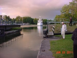 1916년에 건설된 릴라 에데트(Lilla Edet)의 갑문. 서쪽으로 가는 여정의 마지막 갑문이다. 원래 갑문은 1607년에 개통되었으며 스웨덴 최초의 갑문이었다.