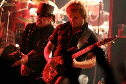 2006년 모스크바에서 공연하는 킹 다이아몬드(왼쪽)와 앤디 라로크(오른쪽)