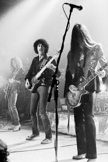 1977년 배드 레퓨테이션 투어 중 공연 모습.