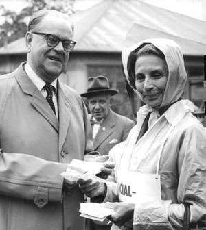 1964년 선거 당시 투표용지를 들고 있는 에를란데르와 아이나