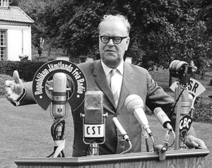 1967년 에를란데르가 예스트리크 공화국의 자유 라디오에 연설하는 모습