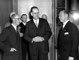 에를란데르(가운데) 1951년, 에른스트 브레드베리 중령(왼쪽)과 게르하르트 닐손 유리공(오른쪽)과 함께