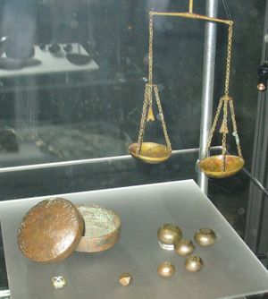 바이킹 상인이 은과 때로는 금을 측정하는 데 사용했던 저울과 추(스웨덴에서 발견된 시구트나 상자에서 나옴)