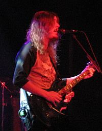 오케르펠트(사진 속 인물)과 이스베리는 나머지 밴드 구성원들이 뿔뿔이 흩어진 뒤에도 계속해서 밴드를 이끌어 나가기로 결정하였다.