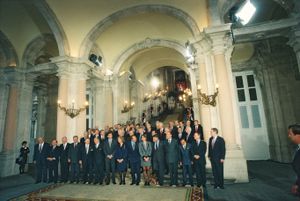 1995년 마드리드에서 열린 유럽 이사회 회의. 칼손은 오른쪽에서 세 번째 줄, 프랑스 대통령 자크 시라크 뒤에 있다.