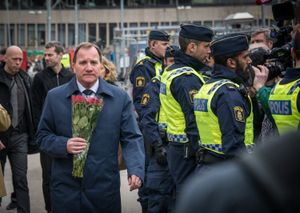 2017년 스톡홀름 트럭 테러(2017 Stockholm truck attack) 다음 날 꽃을 들고 있는 뢰벤(Löfven)