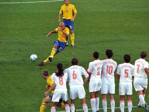 8강전에서 네덜란드를 상대로 프리킥을 차는 스웨덴의 헨리크 라르손