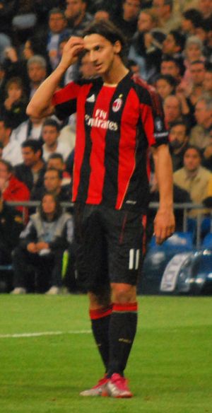 2010년 10월 레알 마드리드전에서 밀란 유니폼을 입은 이브라히모비치