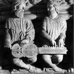 최초의 건반 현악기 중 하나인 오르가니스트룸의 석조 부조