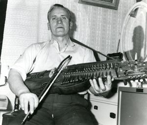 1967년 니켈하르파를 연주하는 에릭 사흘스트룀(Eric Sahlström) (1912–1986)