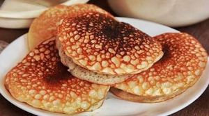 필리핀 전통 살루카라 팬케이크는 쌀, 코코넛 밀크, 물, 그리고 설탕으로 만들어진다