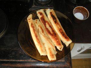 수제 폴란드식 naleśniki(날레시니키)는 달콤한 하얀 치즈로 채워져 있다.