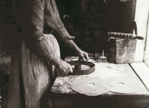 베름란드(Värmland)에서의 크네케브뢰드 굽기 (1911년).