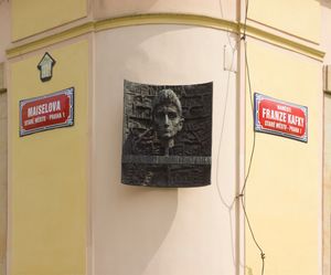 프란츠 카프카의 프라하 출생지를 표시하는 명판 (Karel Hladík과 Jan Kaplický 디자인, 1966년)