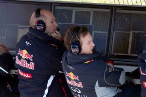 포뮬러 원에서 팀과 운전자 간 통신에 사용되는 인터콤