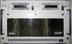 Telex Communications Inc.에서 제조한 272개의 발신지와 수신지를 지원하는 최신 4선식 인터콤 시스템