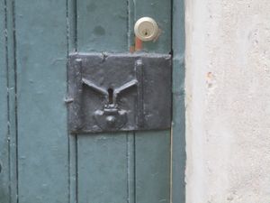 아래쪽의 술 취한 사람의 자물쇠(검은색 자물쇠)와 위쪽의 일반적인 현대식 자물쇠