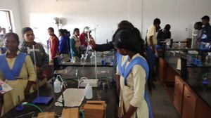 오디샤(Odisha)주 학교의 화학 실험실에서 중등학생들