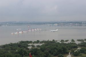 침수된 첸나이 공항의 항공 사진