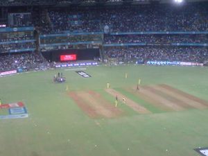 2012년 완카데 스타디움에서 뭄바이 인디언스와 경기하는 첸나이 슈퍼 킹스