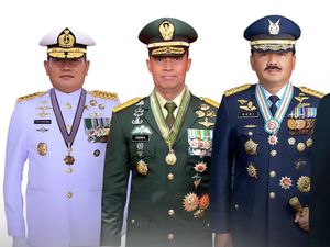 인도네시아 국기가 달린 장교들의 정복