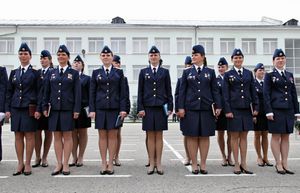 2013년 열병식에서 정복을 입은 러시아군 여성 장병들.